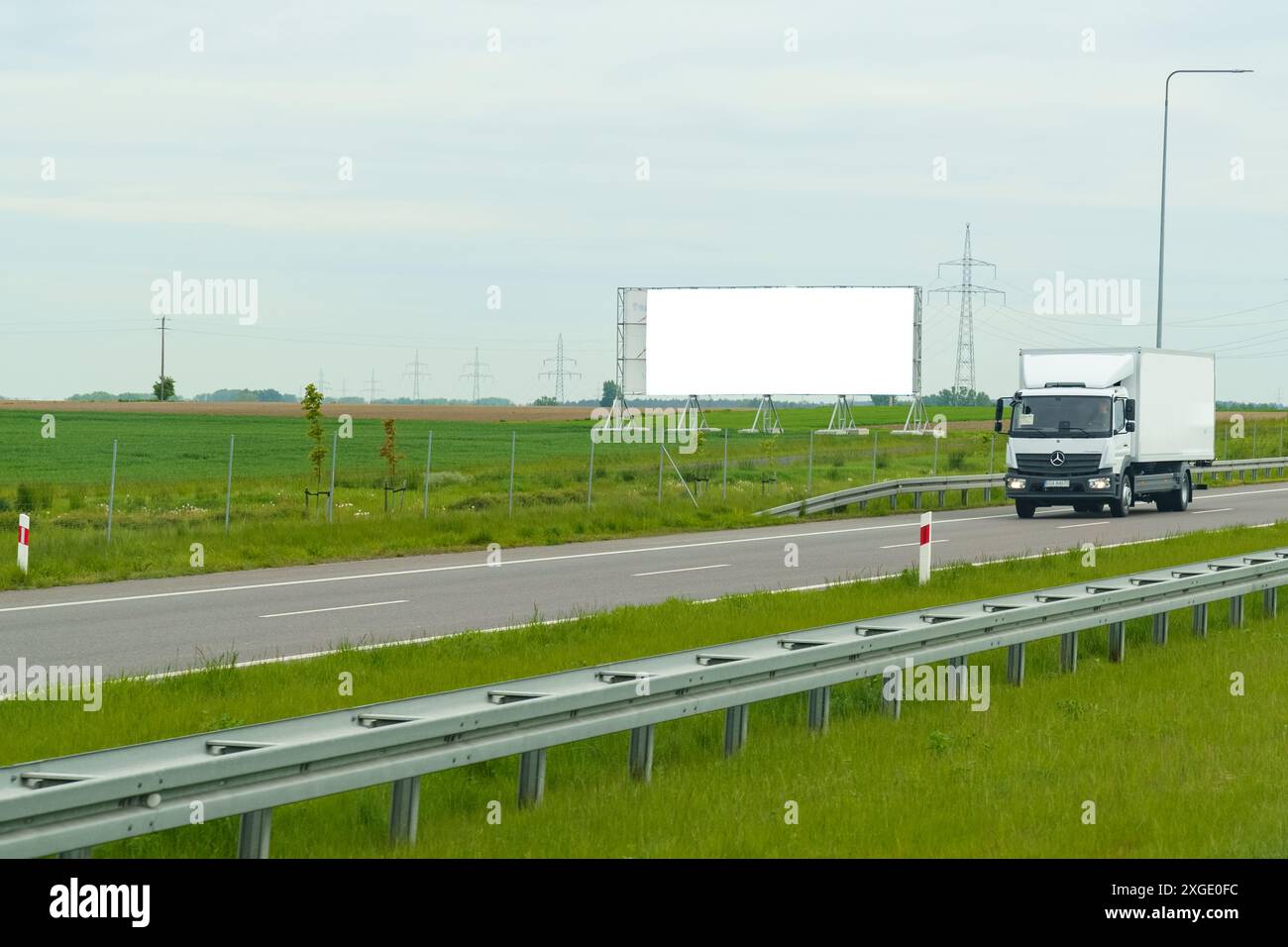 Tarnow, Pologne - 19 mai 2023 : un grand panneau d'affichage bien en vue sur le côté d'une autoroute achalandée, attirant l'attention des conducteurs de passage et co Banque D'Images