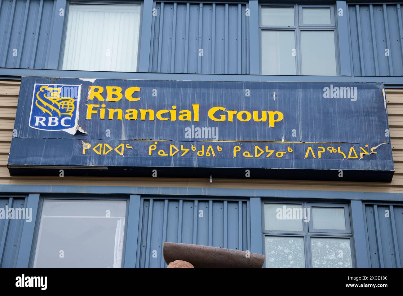 Signature bilingue de RBC Groupe financier en anglais et en inuktitut par The four Corners à Iqaluit, Nunavut, Canada Banque D'Images