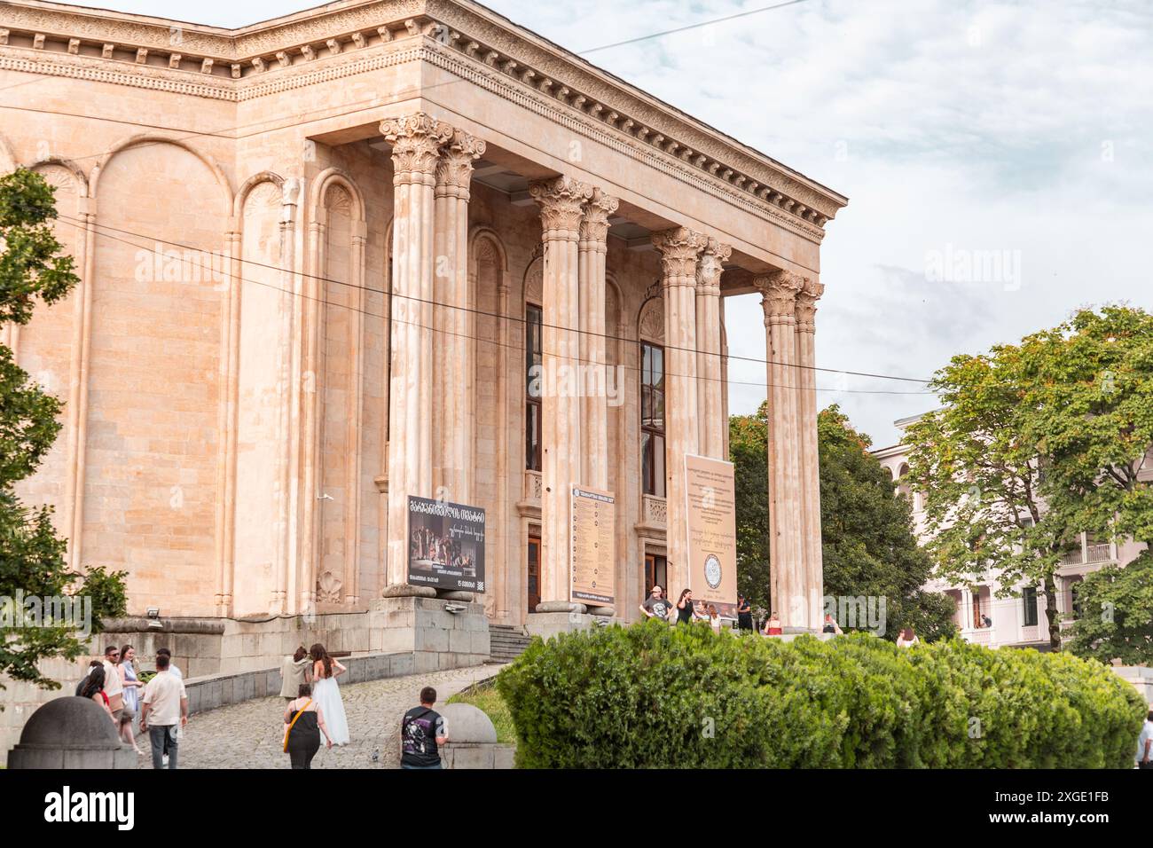 Kutaisi, Géorgie - 15 juin 2024 : vue extérieure du théâtre dramatique professionnel Lado Meskhishvili situé sur la place centrale de Kutaisi, bu Banque D'Images