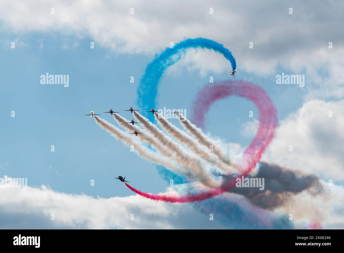 L'équipe d'affichage des flèches rouges de la RAF s'est présentée au Sywell Airshow 2024 dans le Northamptonshire, au Royaume-Uni, volant la formation Tornado dans la lumière du soir Banque D'Images