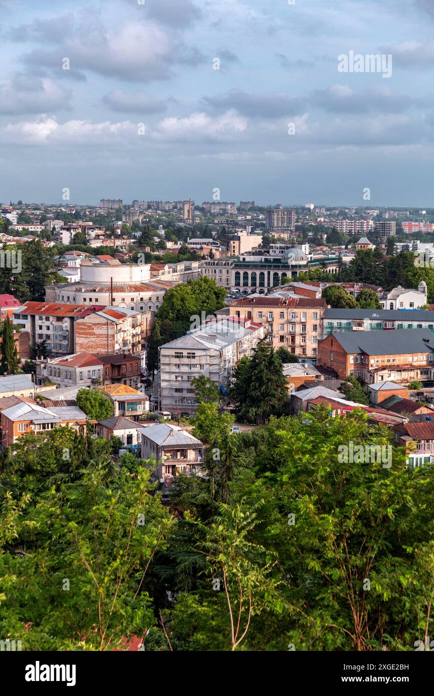 Kutaisi, Géorgie - 15 juin 2024 : vue panoramique aérienne de la ville de Kutaisi, région d'Imereti en Géorgie. Banque D'Images