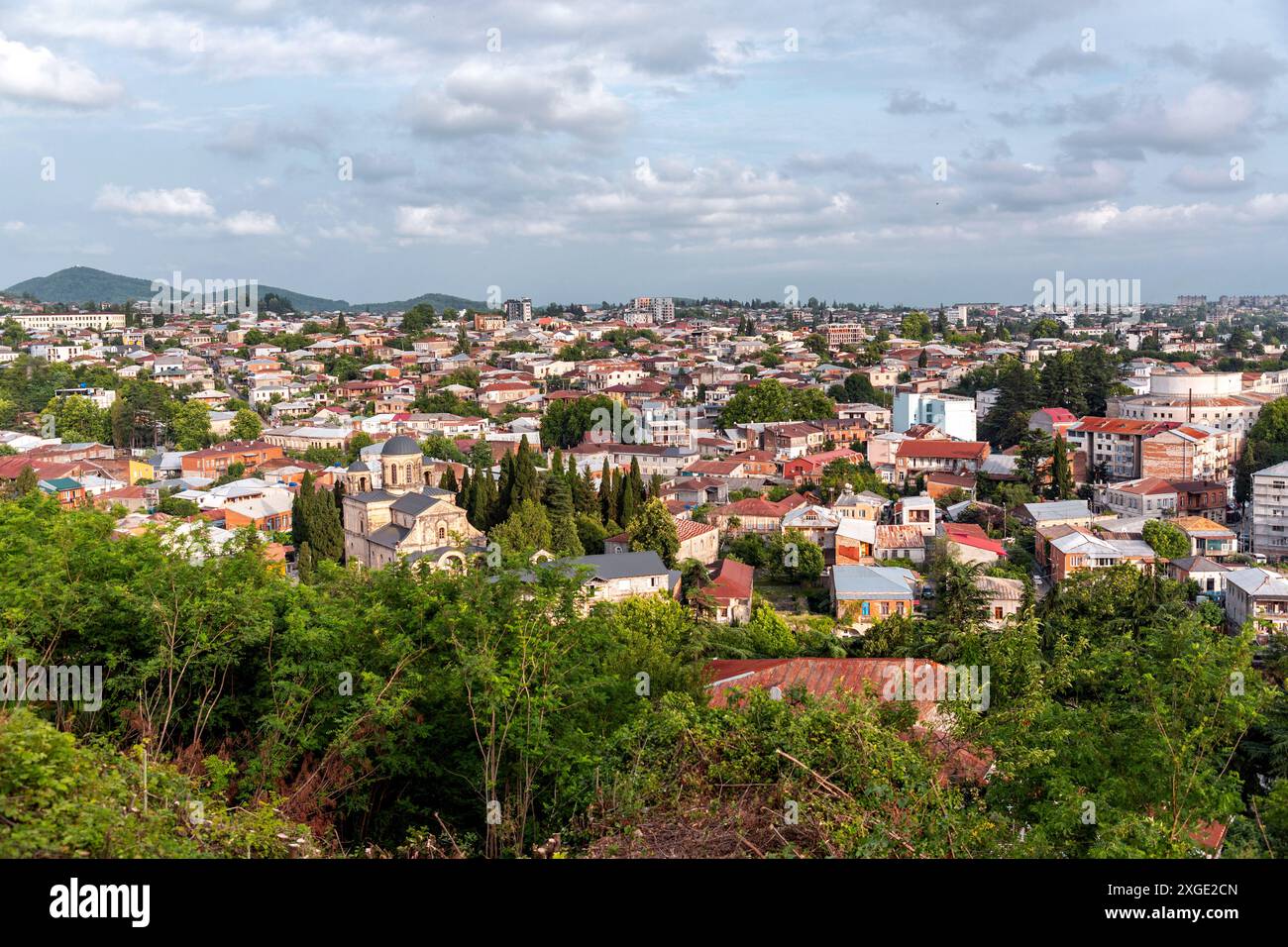 Kutaisi, Géorgie - 15 juin 2024 : vue panoramique aérienne de la ville de Kutaisi, région d'Imereti en Géorgie. Banque D'Images