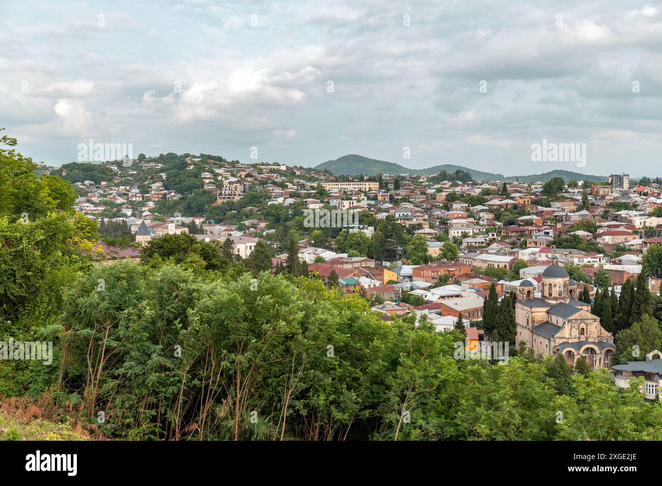 Kutaisi, Géorgie - 15 juin 2024 : vue panoramique aérienne de la ville de Kutaisi, région d'Imereti en Géorgie. Banque D'Images