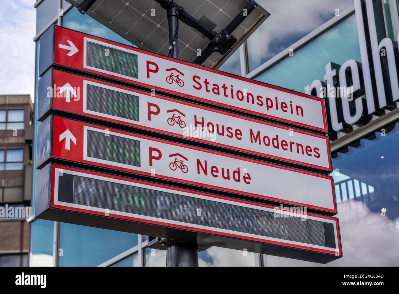 Anzeigetafel, Fahrradparkhaus am Hauptbahhnhof Utrecht Centraal, Stationsplein, auf 3 Etagen unterirdisch, über 13,000 Stellplätze, Gilt als größtes Fahrrad Parkhaus der Welt, Utrecht, Niederlande, Fahrradparkhaus Utrecht *** panneau d'affichage, garage pour vélos à Utrecht Centraal Central Station, Stationsplein, 3 niveaux souterrains, plus de 13 000 places de stationnement, considéré comme le plus grand garage de stationnement de vélos dans le monde, Utrecht, pays-Bas, garage de stationnement de vélos Utrecht Banque D'Images