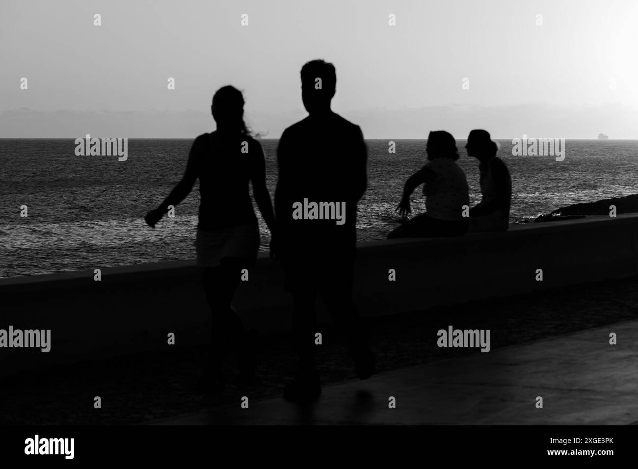 Salvador, Bahia, Brésil - 08 novembre 2019 : les touristes apprécient la mer pendant le coucher du soleil sur la plage de Rio Vermelho dans la ville de Salvador, Bahia. Banque D'Images