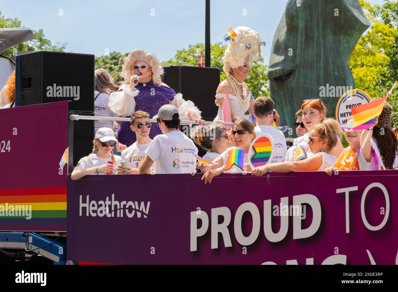 Des gens sur un bus sponsor d'entreprise de Heathrow, avec un chanteur divertissant, célébrant la Pride 2024 sur Park Lane, Londres, le 29 juin 2024. Concept : fier Banque D'Images