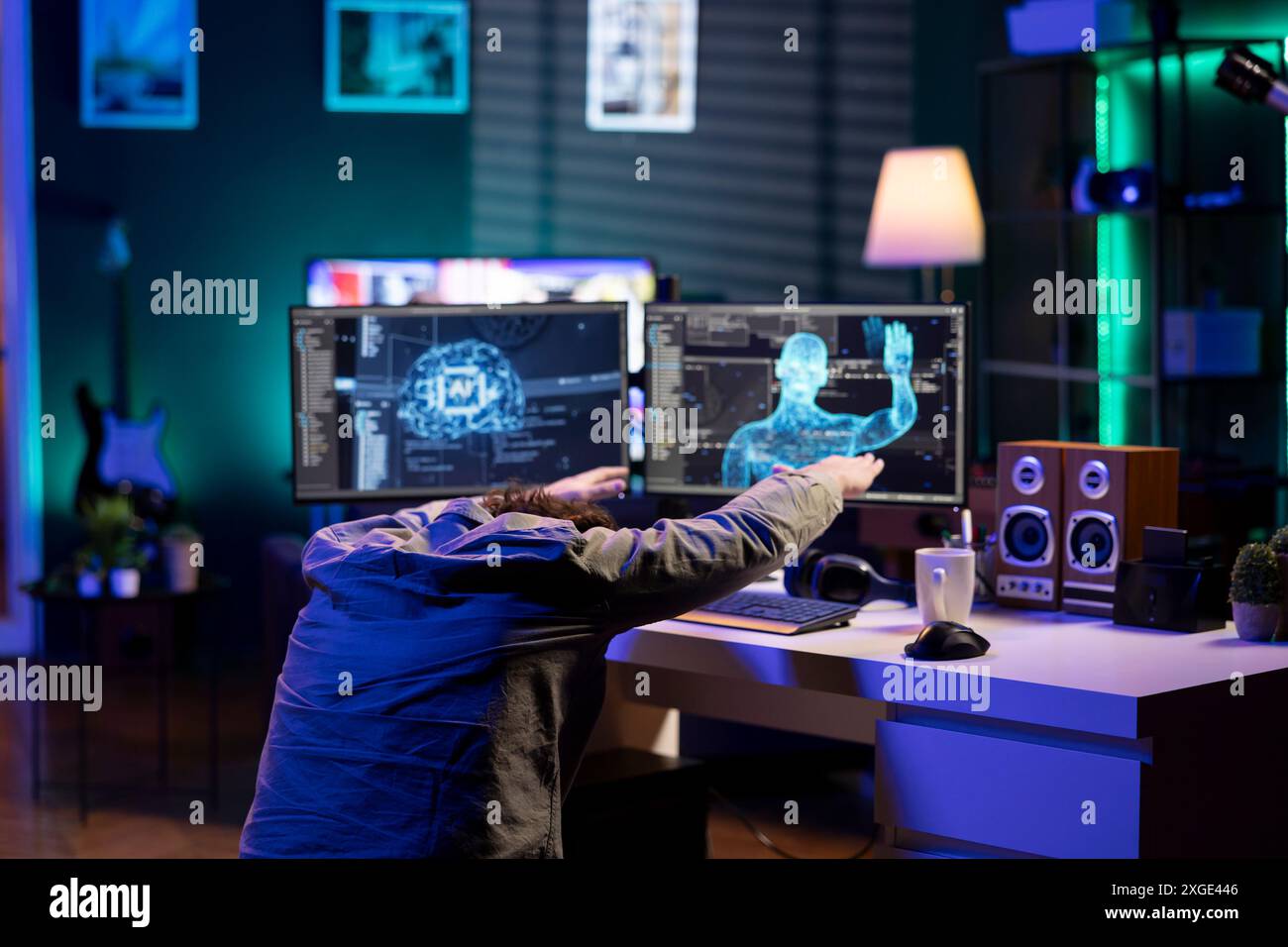 Programmeur fou créant une IA sensible, s'inclinant dans l'adulation du nouveau suzerain. Informaticien fou faisant vénérer la vénération devant l'intelligence artificielle consciente de soi, Banque D'Images