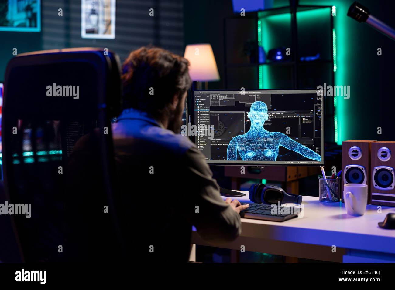Ingénieur logiciel discutant avec une IA sensible devenant superintelligente, gagnant une forme humanoïde. Spécialiste informatique parlant avec l'intelligence artificielle consciente de soi transcendant à la structure supérieure Banque D'Images