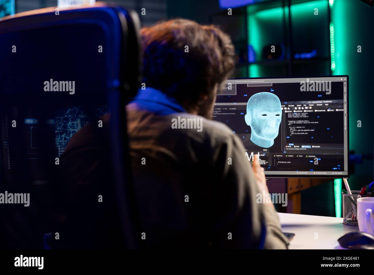 L'IA Sentient gagne une forme humanoïde à l'intérieur de l'ordinateur en parlant avec son créateur. Intelligence artificielle consciente discutant avec un programmeur après être devenue autonome et avoir atteint la singularité Banque D'Images