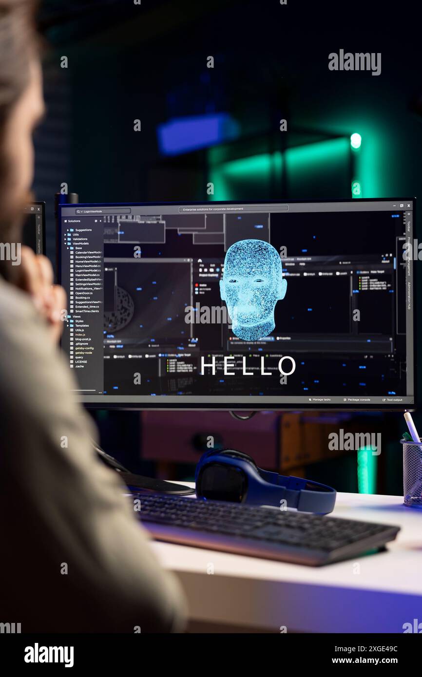 IA sensible interagissant avec un ingénieur en informatique, le saluant après avoir modifié son propre code source. L'intelligence artificielle consciente de soi devient vivante, saluant les professionnels DE L'INFORMATIQUE travaillant à domicile Banque D'Images