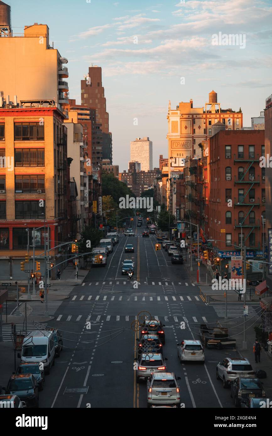 Vue sur East Broadway dans le Lower East Side de Manhattan, New York, au coucher du soleil Banque D'Images