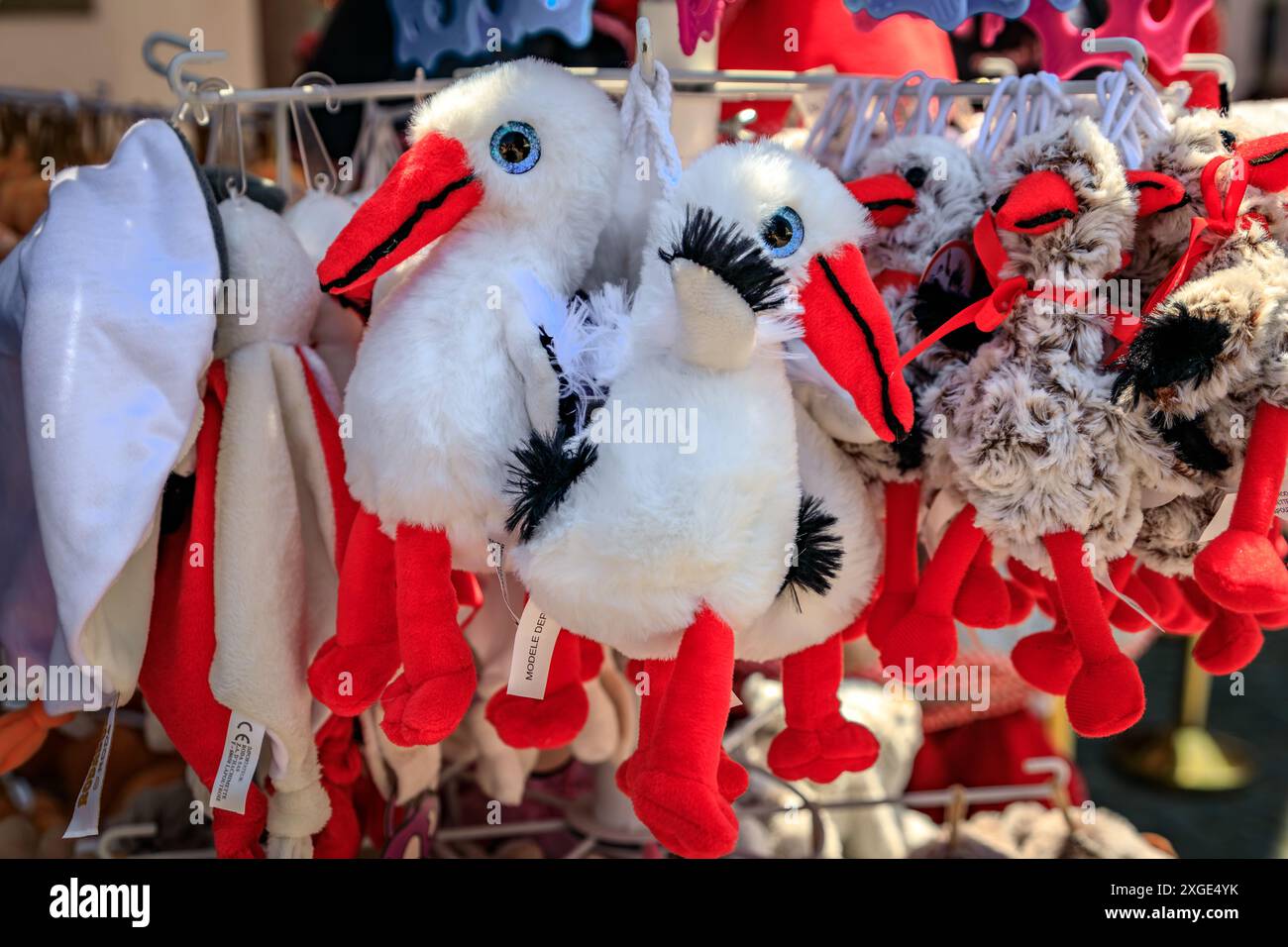 Strasbourg, France - 3 juin 2023 : jouets en peluche de cigogne souvenir, motifs alsaciens traditionnels exposés dans une boutique de souvenirs de la vieille ville Banque D'Images