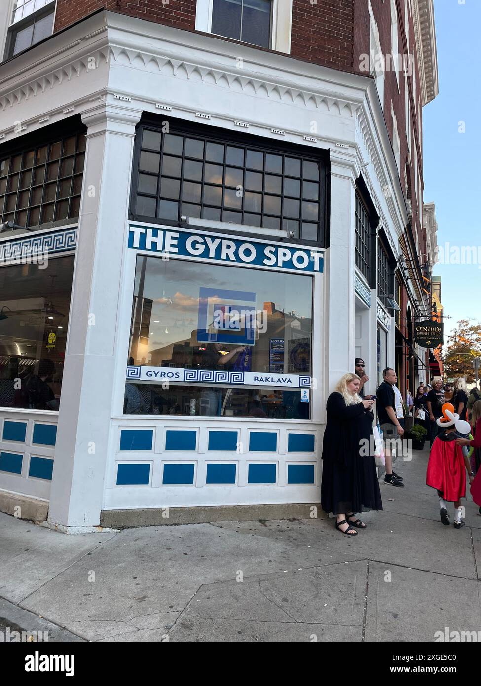 Près d'Halloween, un groupe de personnes prend une pause déjeuner dans un magasin grec de charcuterie et gyroscope dans le centre-ville de Salem Massachusetts un jour d'automne Banque D'Images