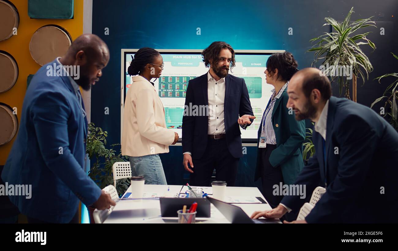 Les employés s’adressent à leur chef d’équipe sur les pratiques et les leçons apprises, partageant les enjeux afin d’améliorer la culture d’entreprise au sein de l’entreprise. Discuter de l'ordre du jour des événements à venir. Caméra B. Banque D'Images