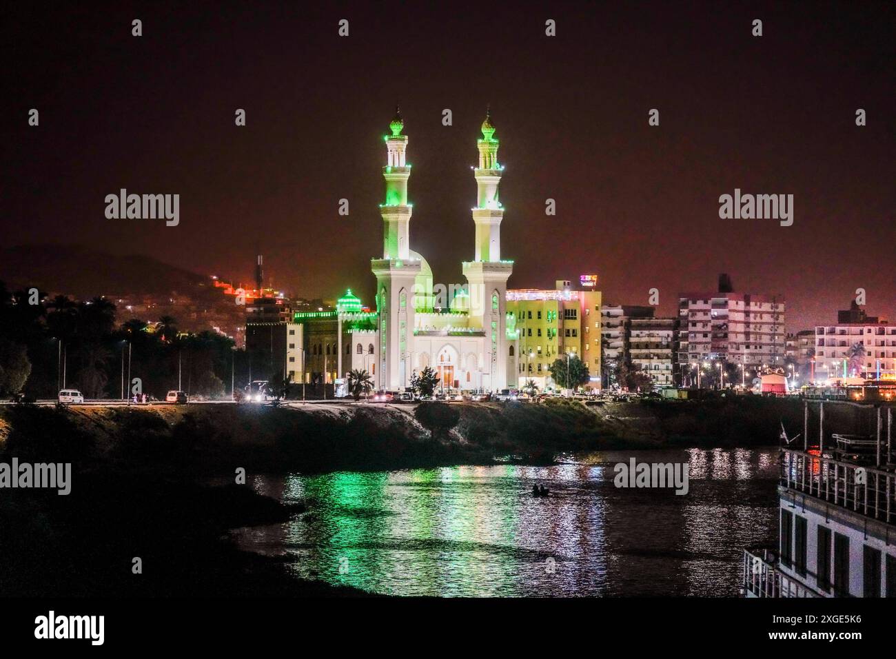 La Mosquée verte près de Louxor, en Égypte, brille dans la nuit le long du Nil pendant le mois sacré du Ramadan Banque D'Images