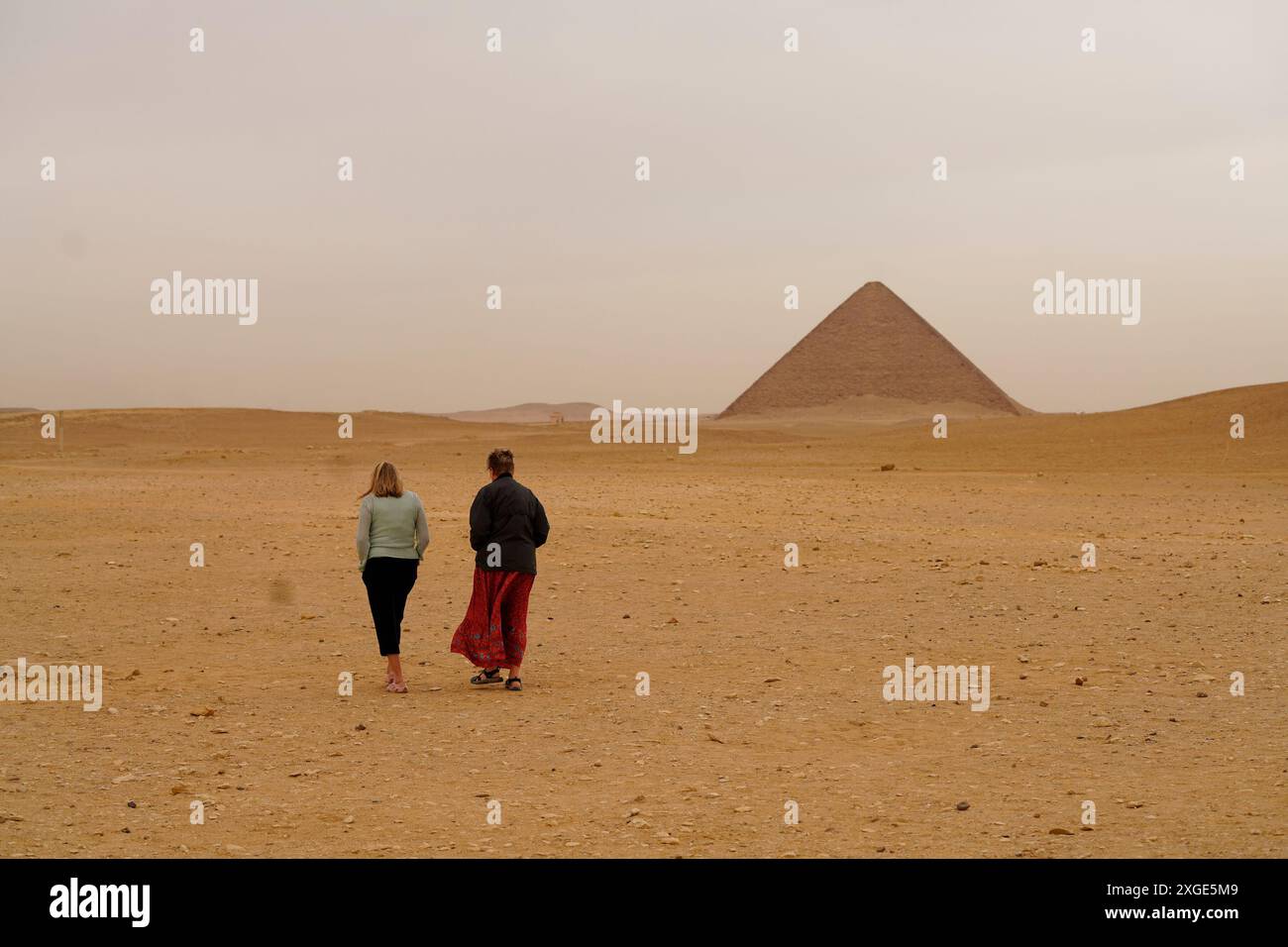 Voyage à pied vers la Pyramide Rouge à Dahshour, Egypte. Banque D'Images