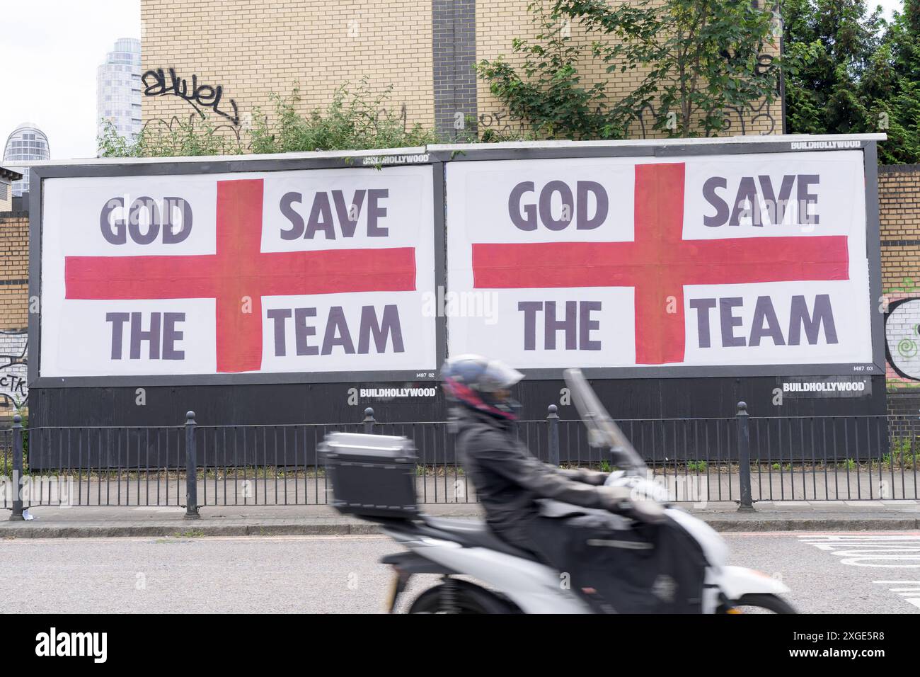 Le géant du panneau d'affichage Dieu sauve l'équipe sur les drapeaux nationaux pour l'équipe d'Angleterre à l'UEFA Euro 2024 football Banque D'Images