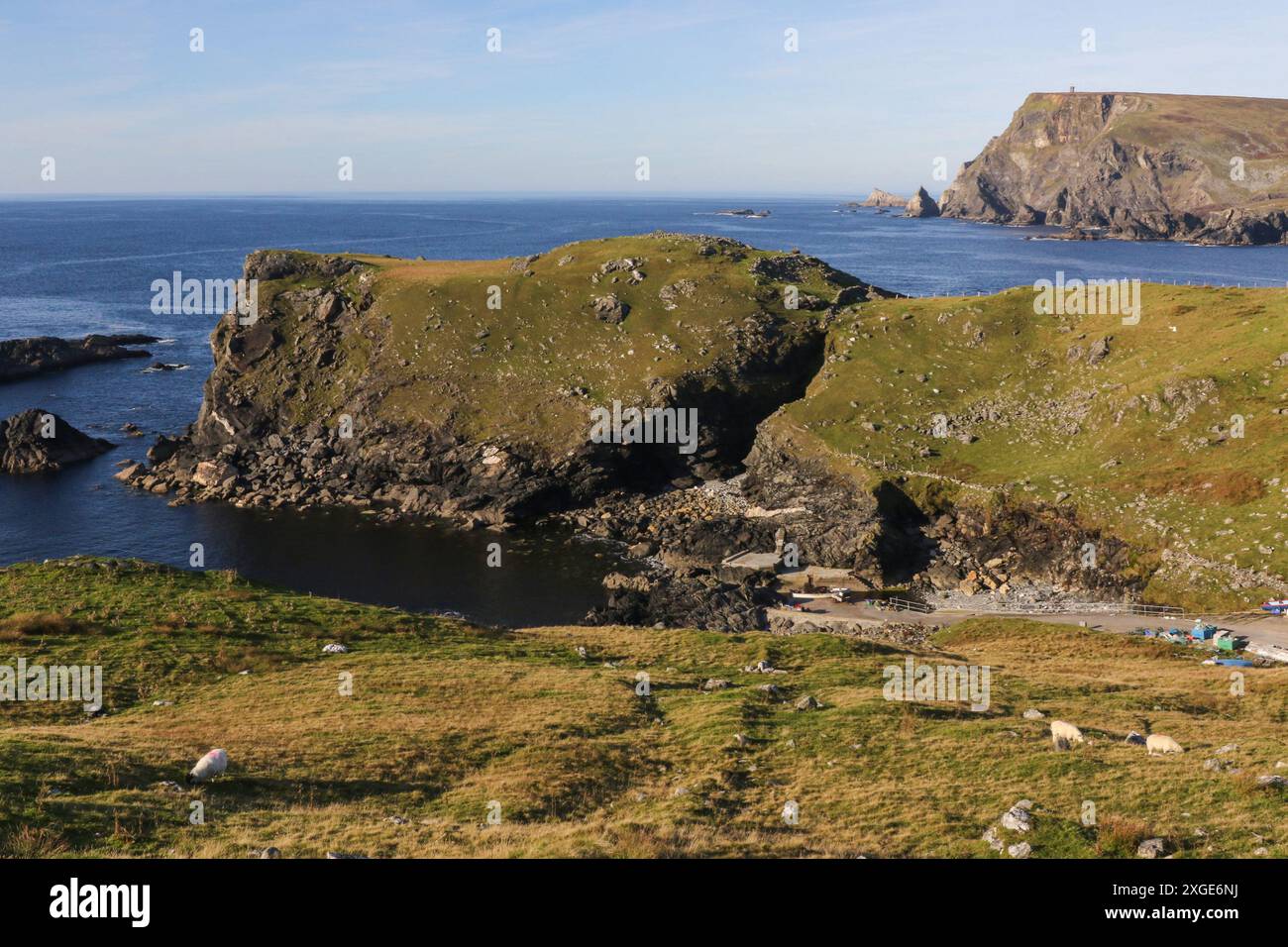 Paysage côtier rural littoral irlandais accidenté et promontoire côtier Gaeltacht Ireland Glen Head County Donegal. Banque D'Images