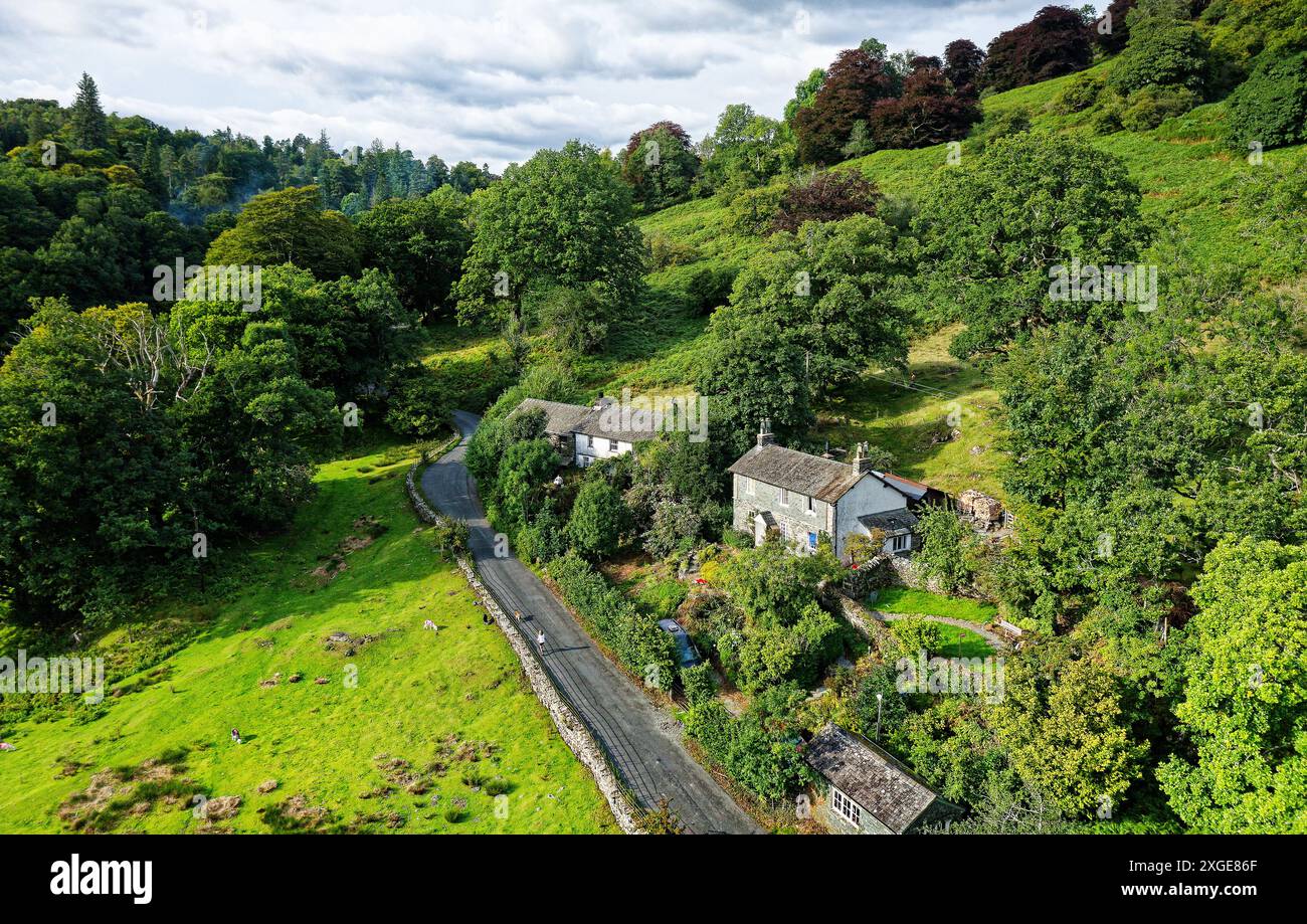 Parc national du Lake District avec route rurale et chalet près de Loughrigg Tarn, Langdale, dans les lacs centraux entre Ambleside et Grasmere Banque D'Images