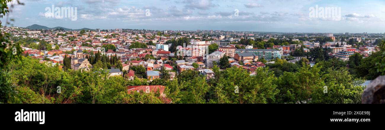 Kutaisi, Géorgie - 15 juin 2024 : vue panoramique aérienne de la ville de Kutaisi, région d'Imereti en Géorgie. Banque D'Images