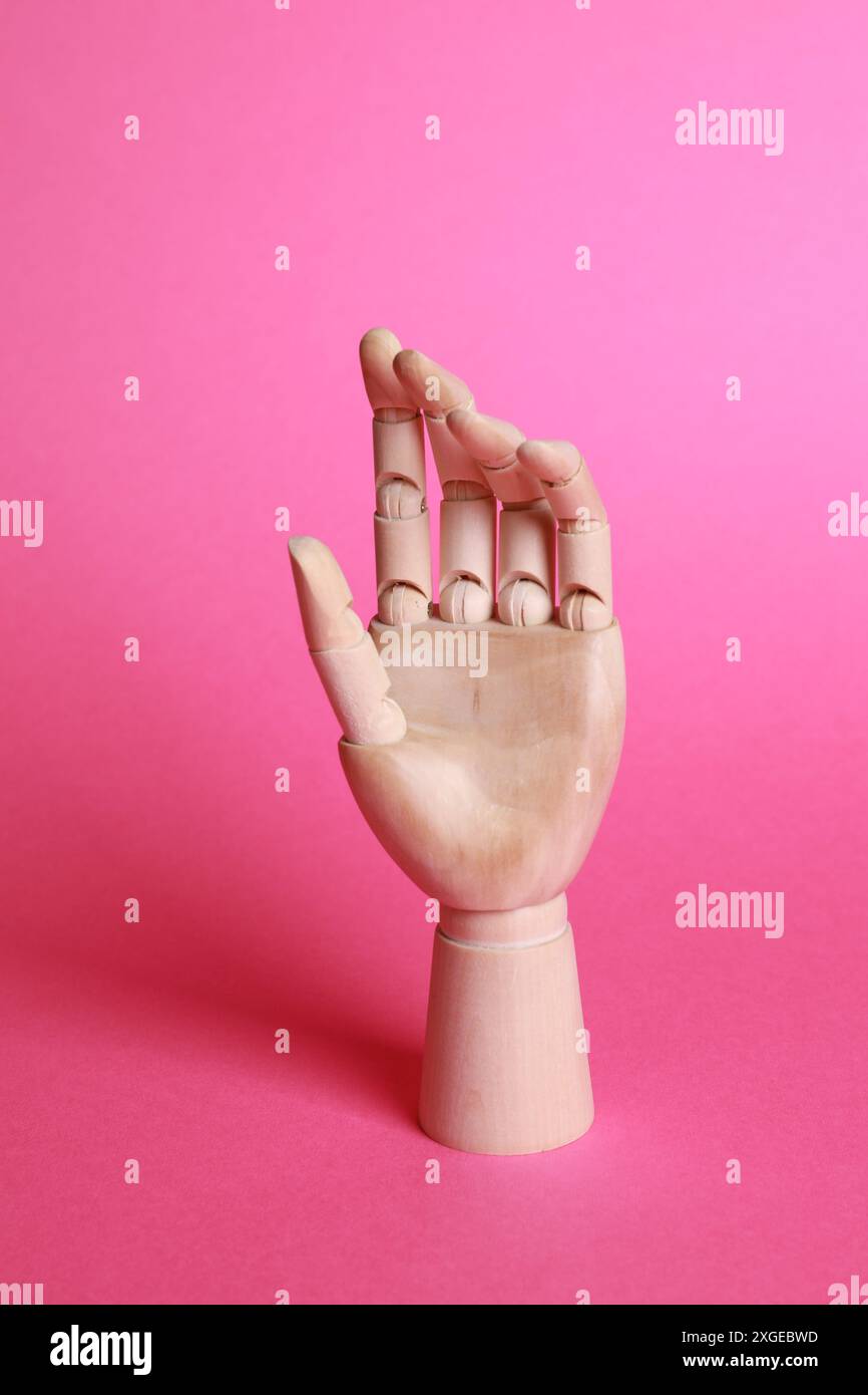 Modèle à main en bois sur fond rose. Partie mannequin Banque D'Images