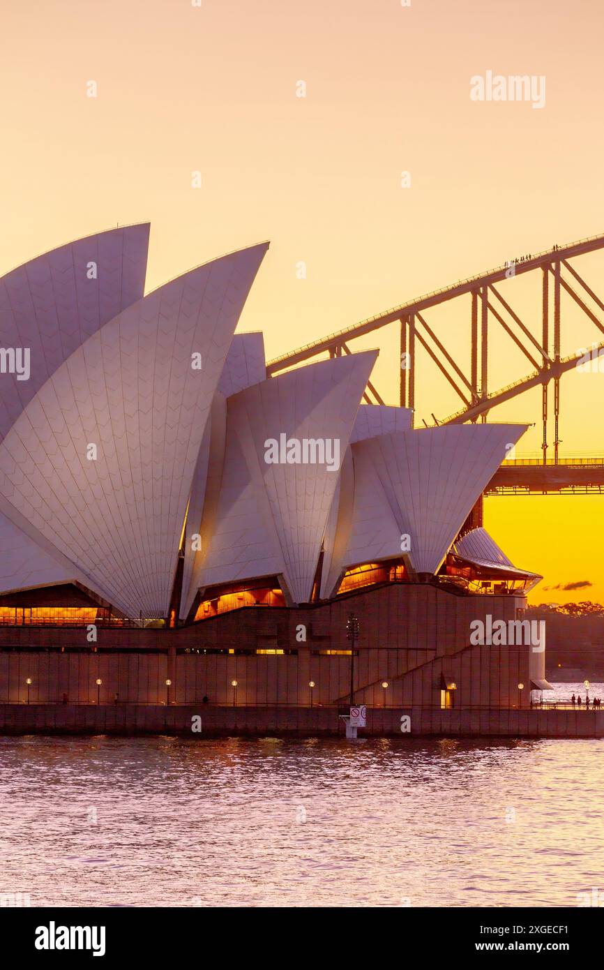 Opéra de Sydney et Sydney Harbour Bridge à Sydney, Australie au coucher du soleil, avec les participants BridgeClimb sur le Harbour Bridge. Banque D'Images