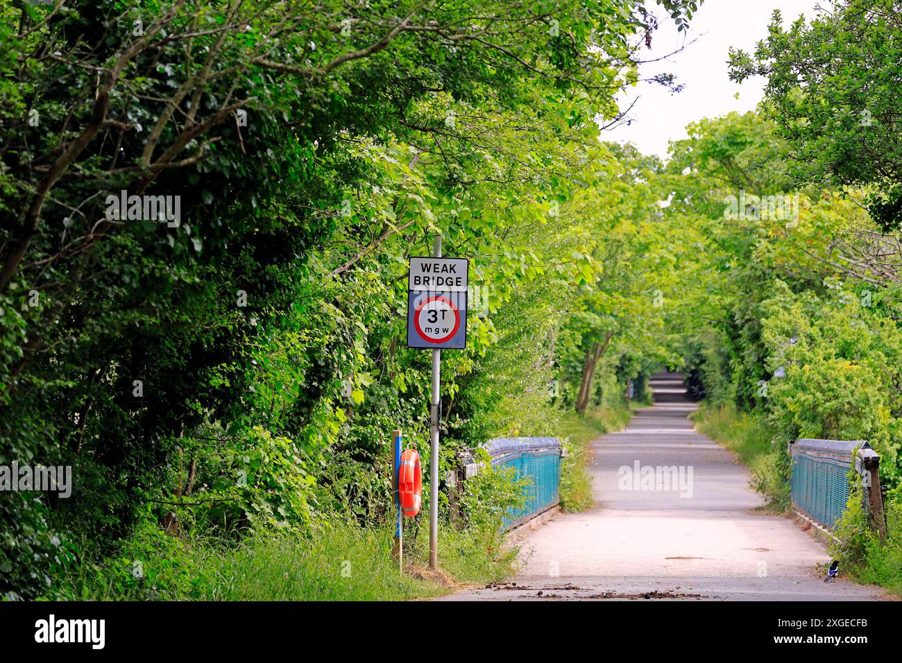 Panneau de pont faible, Cosmeston Lakes and Country Park, Penarth, Cardiff, pays de Galles du Sud. Prise en juillet 2024 Banque D'Images