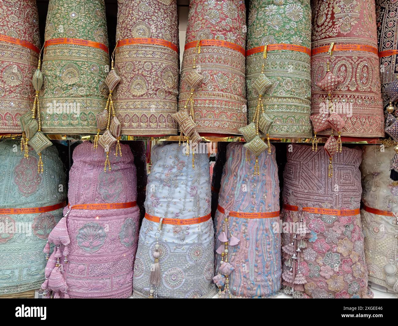 Intérieur d'un magasin de soie indien avec un assortiment de saree de soie Kanchipuram et de lehenga de brocart à Little India, Kuala Lumpur, Malaisie. Banque D'Images