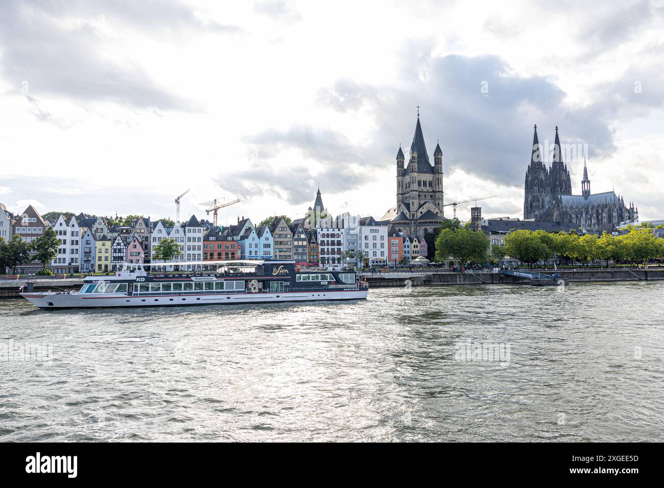 Blick vom Rhein auf auf Köln Blick vom Ausflugsschiff RheinMagie der KD Köln-Düsseldorfer Deutsche Rheinschiffahrt GmbH auf die Kölner Innenstadt, Altstadt, Rathaus, Kölner Dom Köln Nordrhein-Westfalen Deutschland *** vue de Cologne depuis le Rhin vue depuis le bateau d'excursion RheinMagie de KD Köln Düsseldorfer Deutsche Rheinschiffahrt GmbH de Cologne centre-ville, vieille ville, hôtel de ville, cathédrale de Cologne Cologne Cologne Rhénanie du Nord-Westphalie Allemagne Copyright : xmarcjohn.dex Banque D'Images