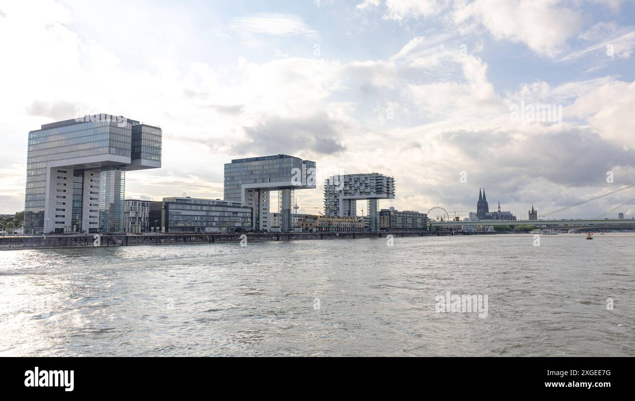 Blick vom Rhein auf auf Köln Blick vom Ausflugsschiff RheinMagie der KD Köln-Düsseldorfer Deutsche Rheinschiffahrt GmbH auf die Kölner Innenstadt, Rheinauhafen, Kranbauten, Kölner Dom Köln Nordrhein-Westfalen Deutschland *** vue de Cologne depuis le Rhin vue depuis le bateau d'excursion RheinMagie de KD Köln Düsseldorfer Deutsche Rheinschiffahrt GmbH de Cologne centre-ville, Rheinauhafen, grues bâtiments, Cathédrale de Cologne Cologne Rhénanie du Nord-Westphalie Allemagne Copyright : xmarcjohn.dex Banque D'Images