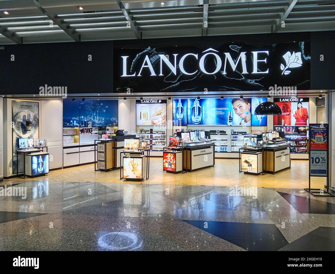 Kuala Lumpur, Malaisie - 15 février 2024 : magasin de cosmétiques de marque de luxe Lancome situé dans le terminal des départs de Kuala Lumper International Banque D'Images