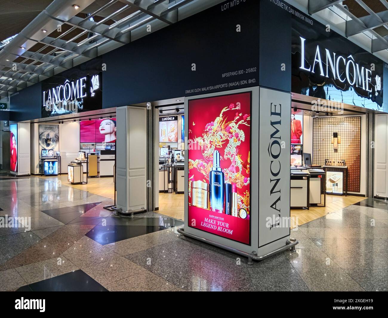 Kuala Lumpur, Malaisie - 15 février 2024 : magasin de cosmétiques de marque de luxe Lancome situé dans le terminal des départs de Kuala Lumper International Banque D'Images