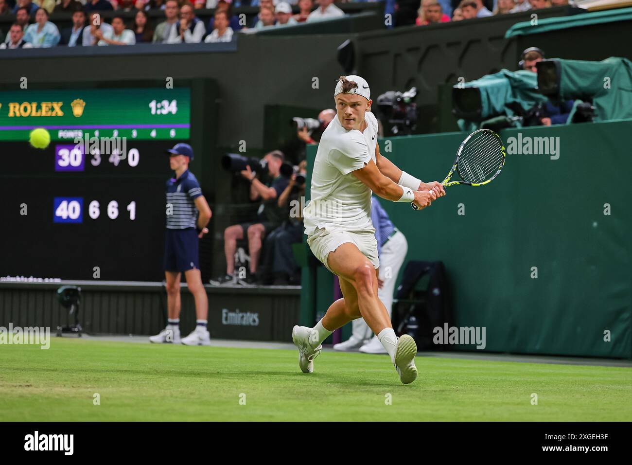 Londres, Londres, Grande-Bretagne. 8 juillet 2024. Holger Rune (DEN) en action, revient avec le revers lors des Championnats de Wimbledon (crédit image : © Mathias Schulz/ZUMA Press Wire) USAGE ÉDITORIAL SEULEMENT! Non destiné à UN USAGE commercial ! Crédit : ZUMA Press, Inc/Alamy Live News Banque D'Images