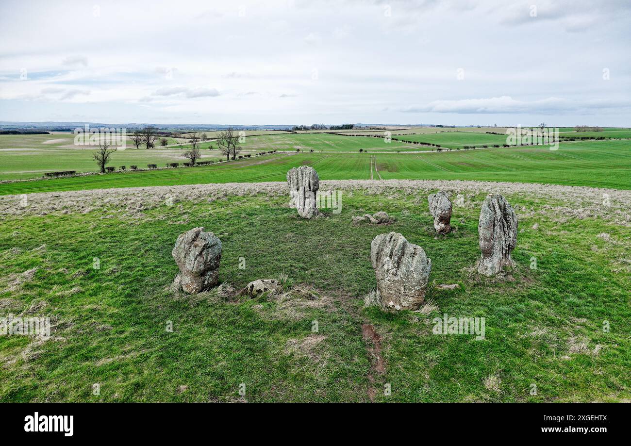 Cercle de pierre préhistorique de Duddo Five Stones dans le nord du Northumberland, Angleterre. Âge du bronze précoce. Grès tendre naturel résistant aux intempéries. En regardant vers le nord Banque D'Images