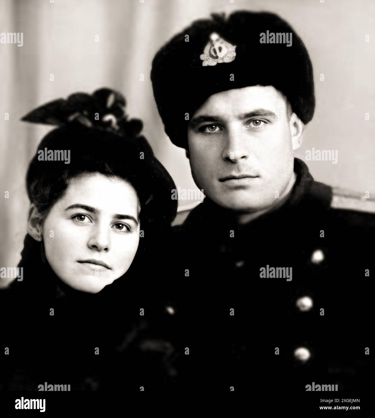 1955 c., RUSSIE : le héros militaire communiste de la marine soviétique VASILI ARKHIPOV ( Vasily Vasilij AleksandroviÄ , 1926 - 1998 ) avec sa femme OLGA ARKHIPOVA . Était un officier de la marine soviétique crédité d'avoir empêché un lancement nucléaire soviétique ( et, potentiellement, une guerre nucléaire totale ) pendant la crise des missiles cubains du 27 octobre 1962. Une telle attaque aurait probablement provoqué une réponse thermonucléaire globale majeure. En tant que chef d'état-major de la flottille et commandant en second du sous-marin diesel B-59, Arkhipov refuse d'autoriser le capitaine à utiliser des torpilles nucléaires contre l'United States Navy, un decisi Banque D'Images