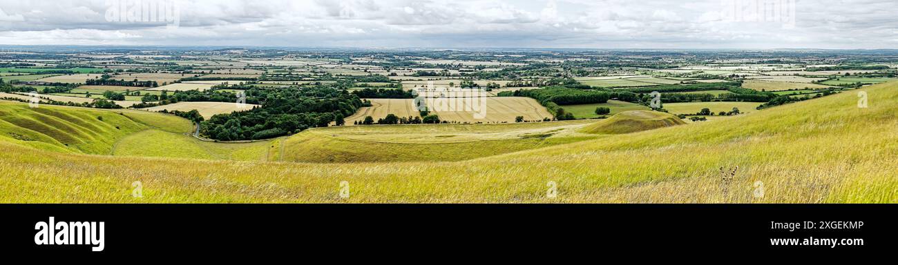 La crique de manger en dessous du cheval blanc préhistorique Uffington. Monticule naturel à droite du centre, Dragon Hill, a un dessus plat artificiel. Escalier des géants à gauche Banque D'Images