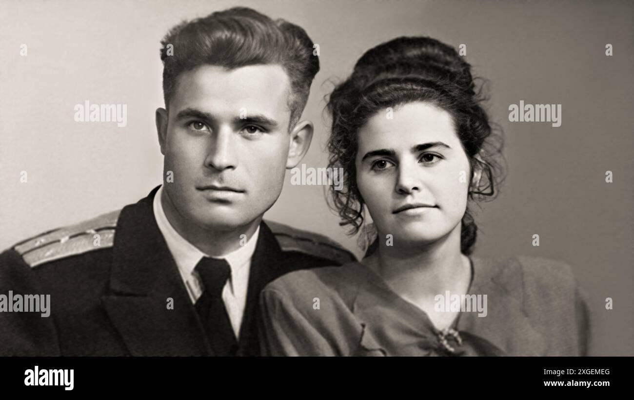 1955 c., RUSSIE : le héros militaire communiste officier de la marine soviétique VASILI ARKHIPOV ( Vasily Vasilij AleksandroviÄ , 1926 - 1998 ) avec sa femme OLGA ARKHIPOVA le jour du mariage . Était un officier de la marine soviétique crédité d'avoir empêché un lancement nucléaire soviétique ( et, potentiellement, une guerre nucléaire totale ) pendant la crise des missiles cubains du 27 octobre 1962. Une telle attaque aurait probablement provoqué une réponse thermonucléaire globale majeure. En tant que chef d'état-major de la flottille et commandant en second du sous-marin diesel B-59, Arkhipov refuse d'autoriser le capitaine à utiliser des torpilles nucléaires contre le United St. Banque D'Images