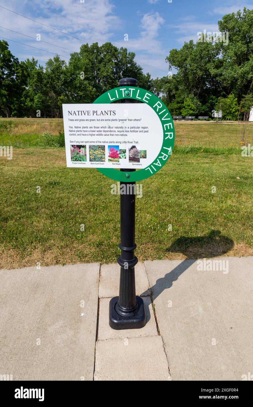 Un panneau fournissant des informations sur les plantes indigènes se trouve le long de la Little River Trail dans le parc du patrimoine Erie à Huntington, Indiana, États-Unis. Banque D'Images