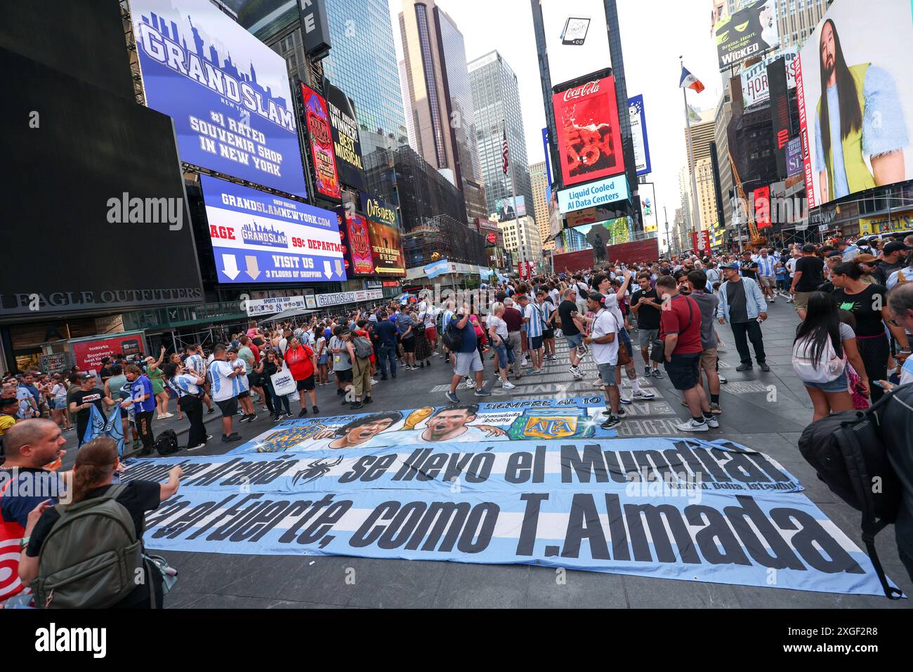 New York, États-Unis. 08 juillet 2024. Les supporters argentins se réjouissent alors qu'ils se rassemblent à Times Square, New York, le 8 juillet 2024, à la veille du match de demi-finale du tournoi CONMEBOL Copa America 2024 entre l'Argentine et le Canada crédit : Brazil photo Press/Alamy Live News Banque D'Images