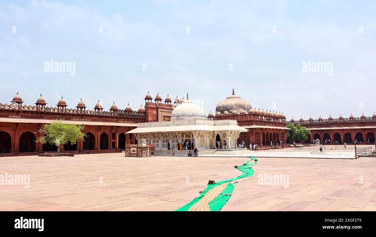 Le tombeau en marbre blanc orné est le lieu de sépulture du Saint Soufi Salim Chisti, construit en 1580 par Akbar, Jama Masjid, Fatehpur Sikri, Uttar Pradesh, Inde Banque D'Images