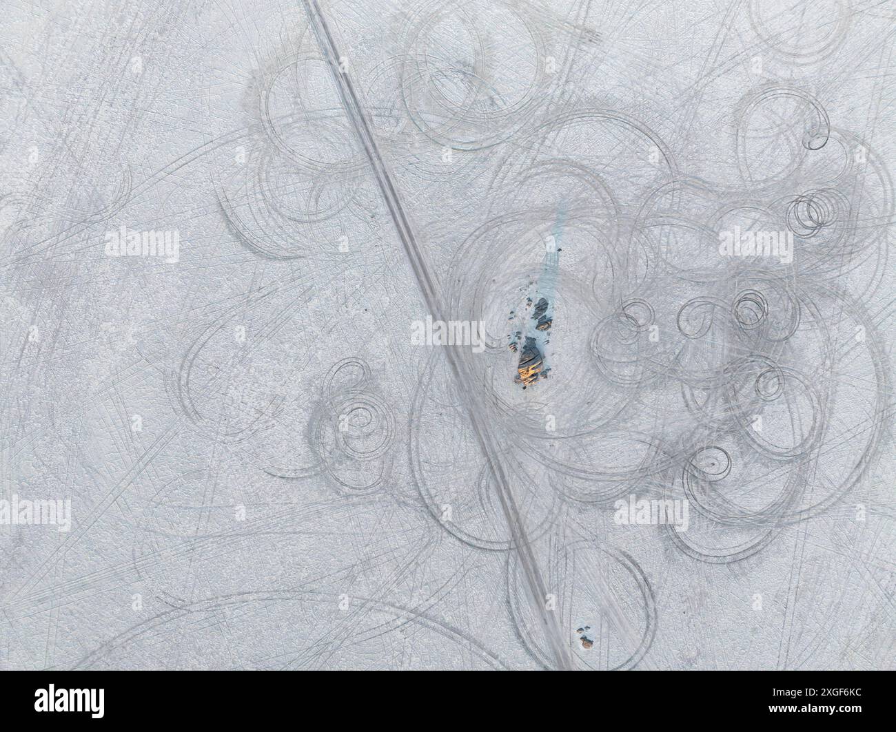 Traces de pneus dans le salin, vue aérienne de haut en bas, île de Kubu, Botswana Banque D'Images