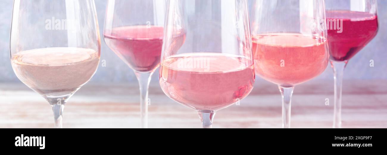 Vin rose de différentes nuances. Panorama tonique, de nombreuses lunettes de vin Banque D'Images