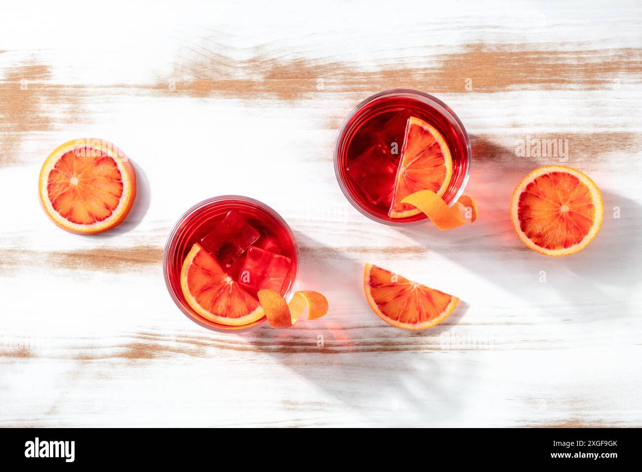 Cocktails Negroni avec des oranges sanguines, plan de pose à plat avec espace de copie Banque D'Images