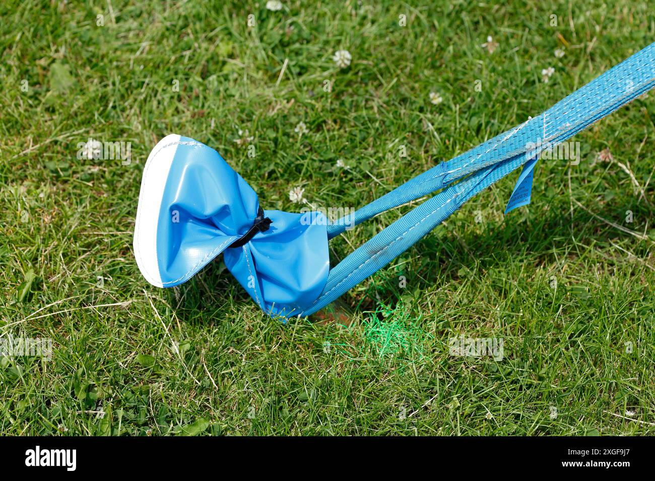 Ancrage au sol, sangle d'arrimage avec cliquet sur une prairie, Allemagne Banque D'Images Ancrage au sol, sangle d'arrimage avec cliquet sur une prairie, Allemagne Banque D'Images