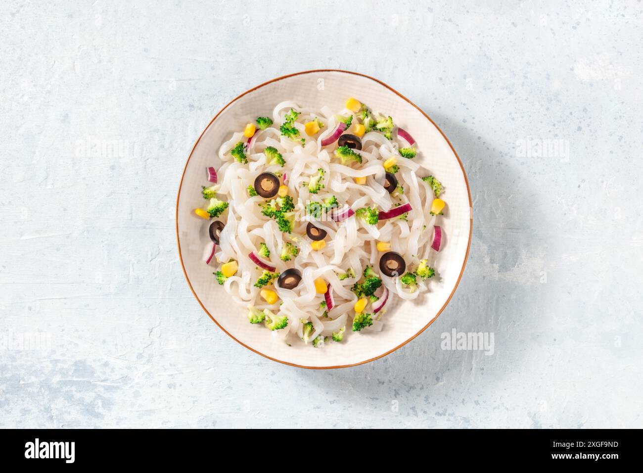 Pâtes konjac au brocoli et aux oignons, dîner végétalien ak hypocalorique, shooté d'en haut Banque D'Images