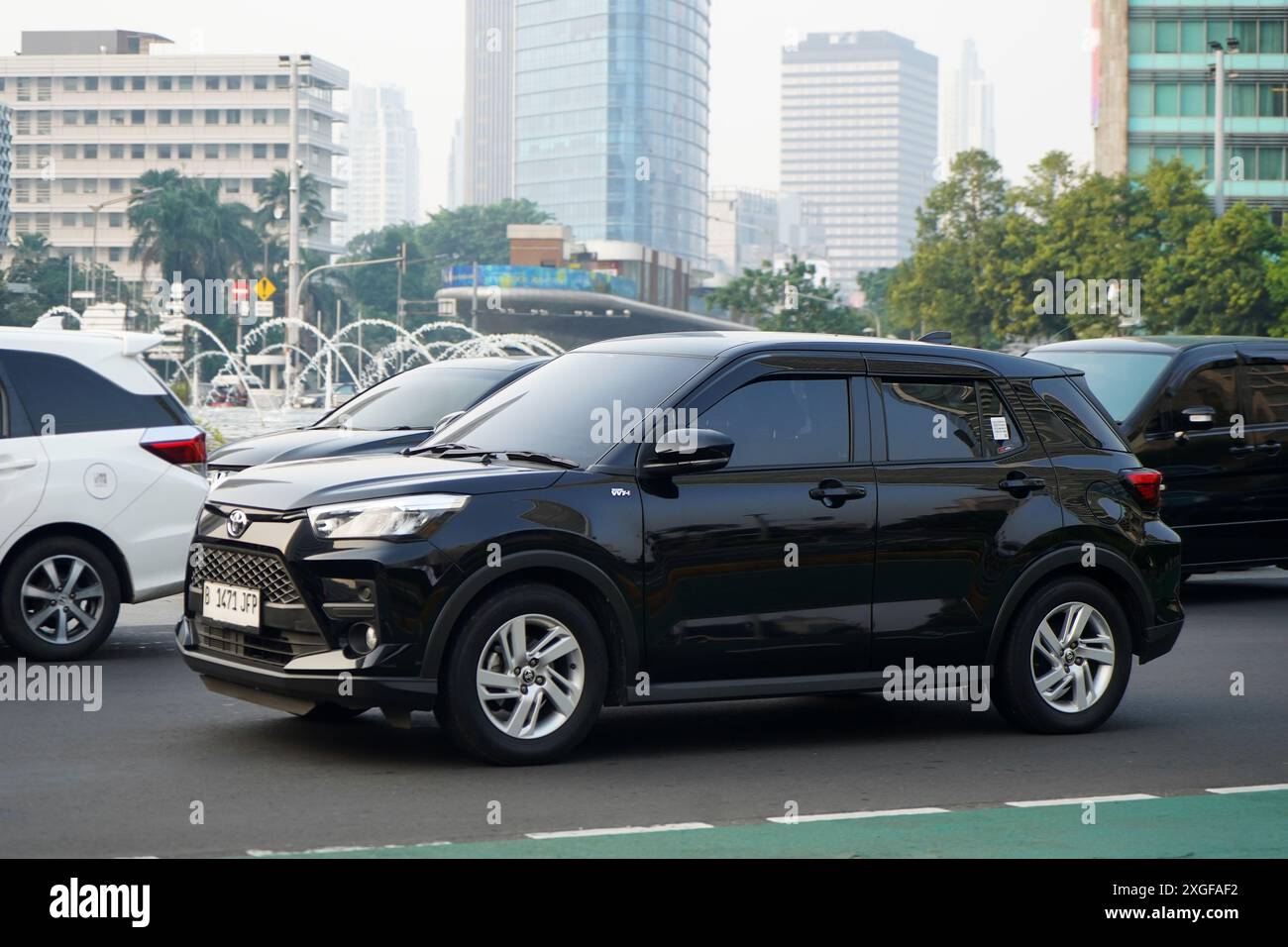SUV Toyota Raize, couleur noire à commercial et d'affaires distric Bundarah HI, Jakarta, Indonésie Banque D'Images