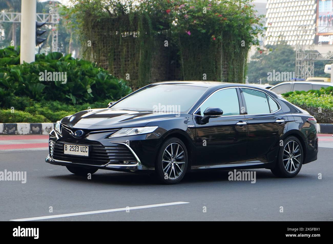 Berline de luxe, Toyota Camry, noir, couleur chez commercial et d'affaires distric Bundarah HI, Jakarta, Indonésie Banque D'Images