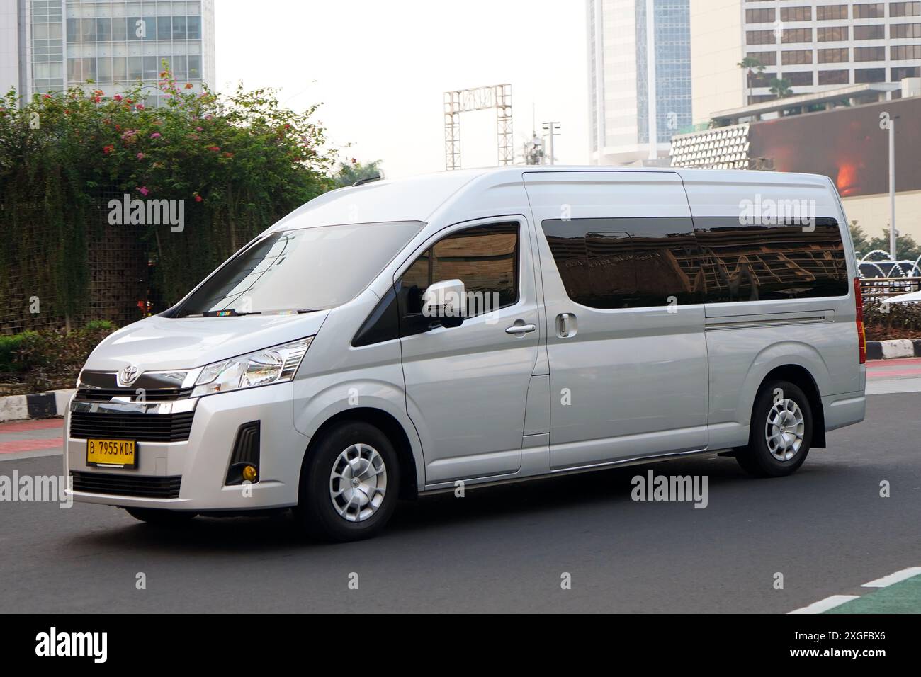 Luxe et confort Minivans véhicule Toyota HiAce Premio couleur blanche à commercial et d'affaires distric Bundarah HI, Jakarta, Indonésie Banque D'Images