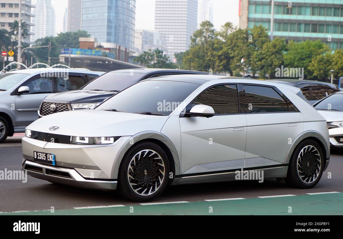 Véhicule électrique Hyundai Ioniq 5, couleur grise chez commercial et commercial distric Bundarah HI, Jakarta, Indonésie Banque D'Images