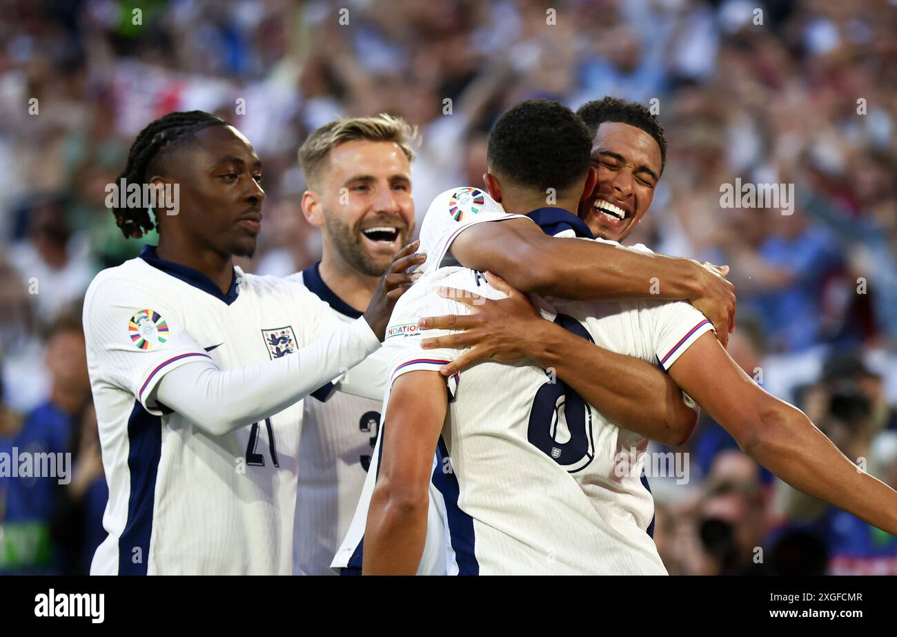 DUSSELDORF, ALLEMAGNE - 06 JUILLET : Jude Bellingham d'Angleterre célèbre avec Trent Alexander Arnold d'Angleterre, Eberechi Eze d'Angleterre après la victoire de leurs équipes lors du match quart de finale de l'UEFA EURO 2024 entre l'Angleterre et la Suisse à la Düsseldorf Arena le 06 juillet 2024 à Dusseldorf, Allemagne. © diebilderwelt / Alamy Stock Banque D'Images